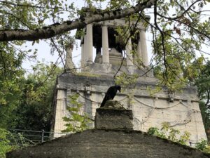 Crow in front of mausoleum