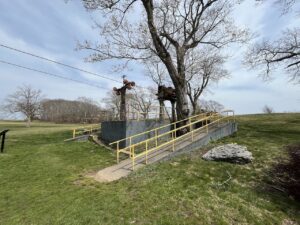 Skyliner loader platform with ramps and machine